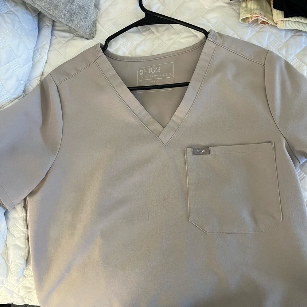 Figs womens Catarina scrub top size small color dove. Like new.
